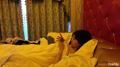 ラブホテルは、明るく元気な O2 の学生の女の子、Zhao Zihan と約束し、投稿を確認するために母親のビデオを挿入しようとしています。